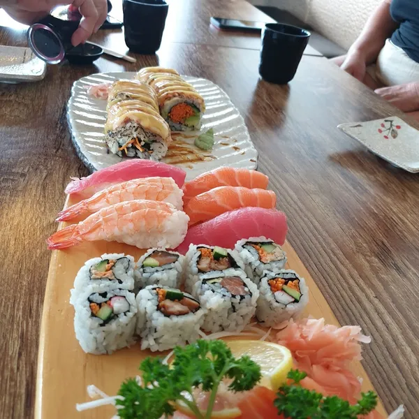 Moon's Sushi Shellharbour