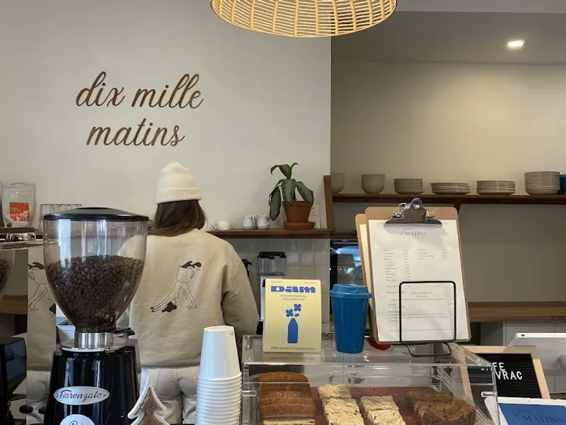 Dix Mille Matins Café