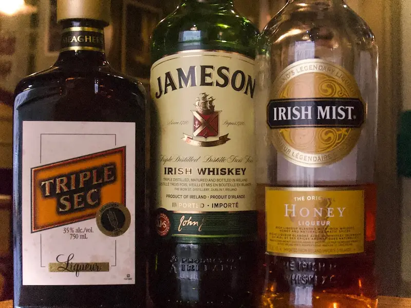 L'OMELETTE - Petit Déjeuner - Pizza / Burgers / Poutine - Wine / Cocktails