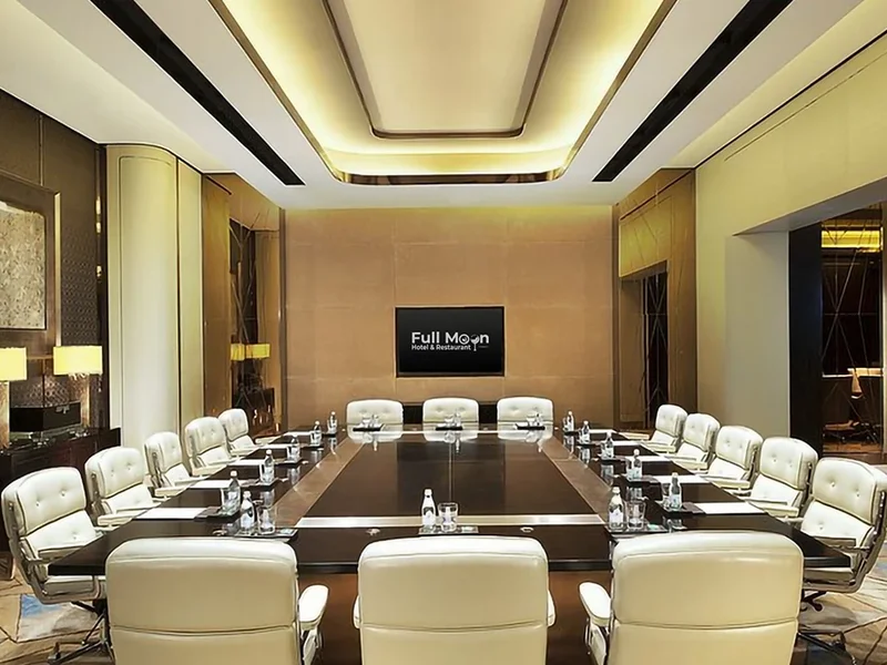 Full Moon Hotel & Restaurant