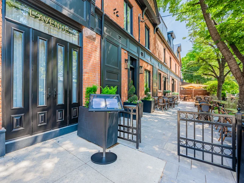 L'avenue on Parliament