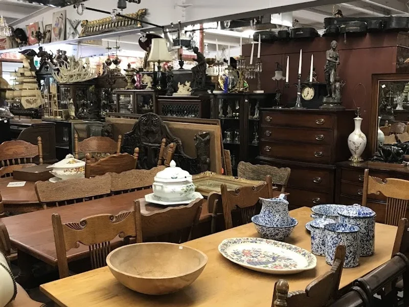 Clappison Corners Antiques | Petits et Jolis
