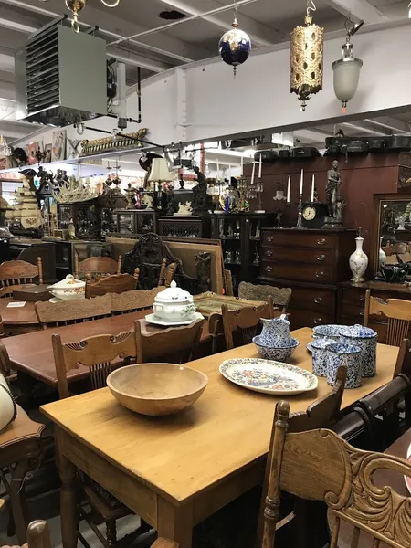 Clappison Corners Antiques | Petits et Jolis