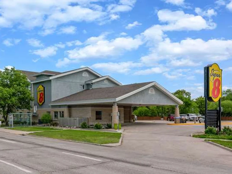 Super 8 by Wyndham Winnipeg West