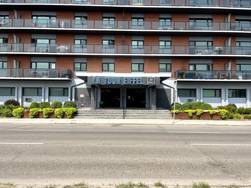 Eiffel Tower B Apartments