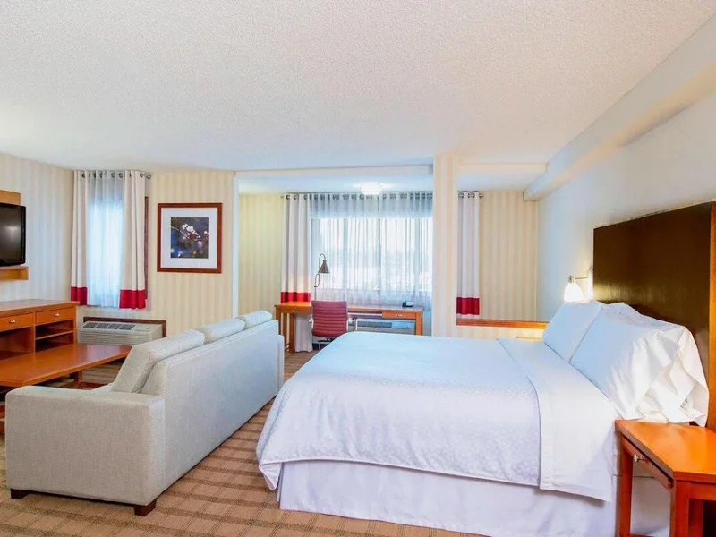 Four Points by Sheraton Edmonton South