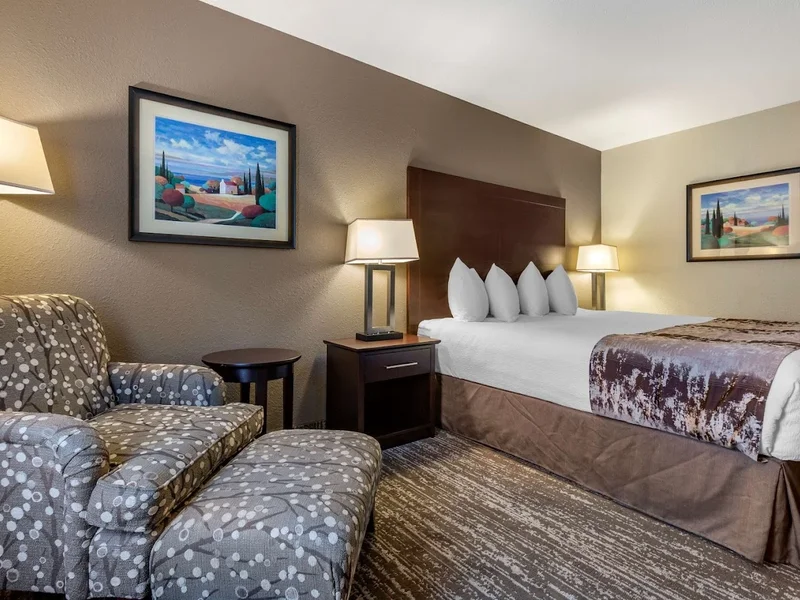 Best Western Plus Pembina Inn & Suites