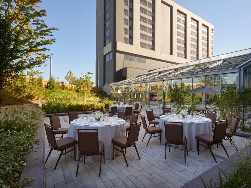 Hilton Toronto Airport Hotel & Suites