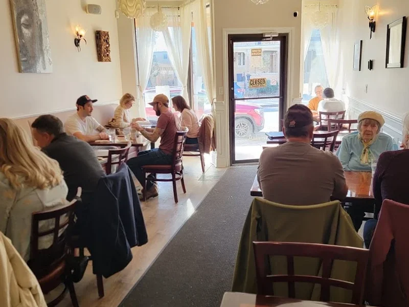 Mai's Café & Bistro