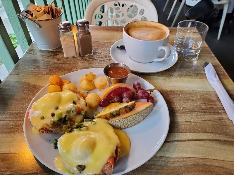 TOI, MOI & CAFÉ BISTRO LAURIER