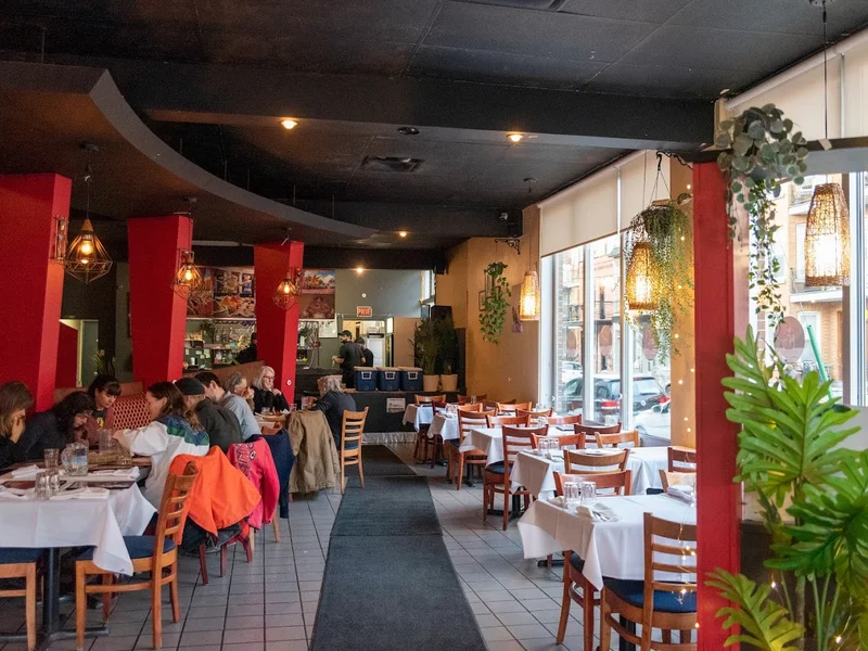 Mont Everest Masala - Indian Restaurant in Montreal (Mont-Royal Ave E)