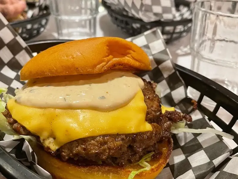 Between 2 Buns Burgers