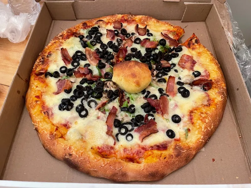 Louis Pizza (McArthur, Ottawa)