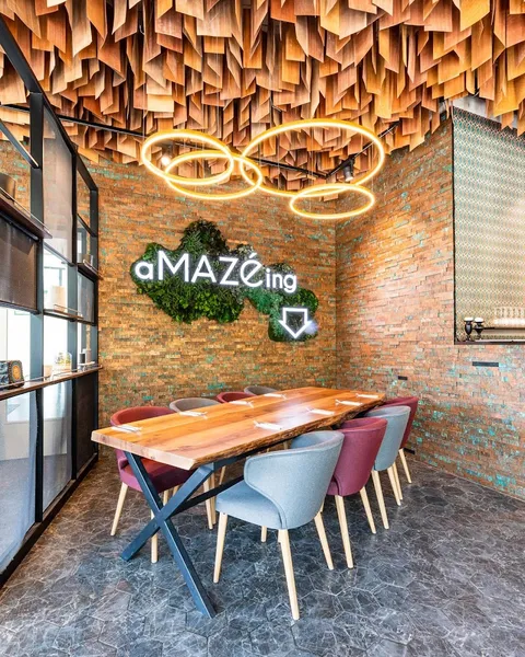 Mazé Mazé Restaurant Bar Cafe