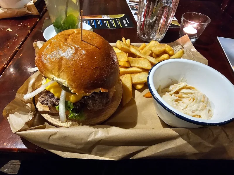 Old MacDonald Burger-Restaurant, Biergarten und Sportsbar