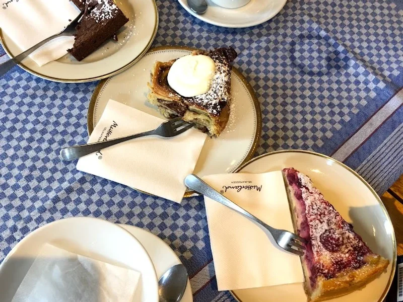 Là Phin Café & Bar