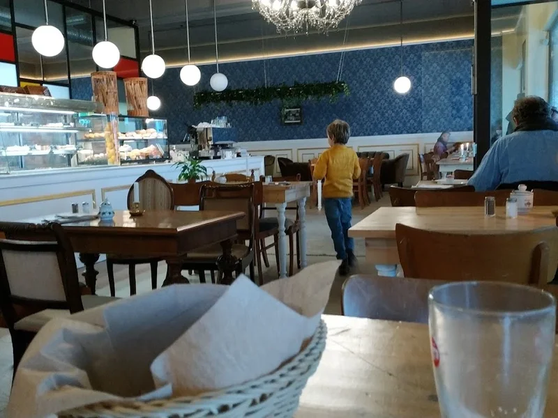 Eclair au Café