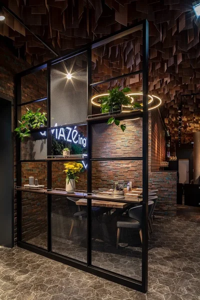 Mazé Mazé Restaurant Bar Cafe