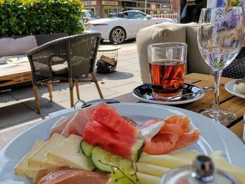 Riva Bistro, Bar, Café