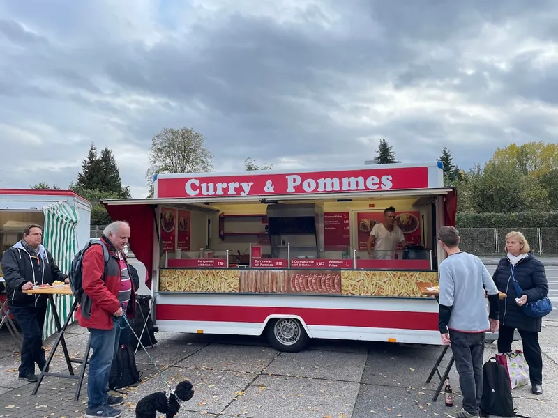 Currywurst & Pommes