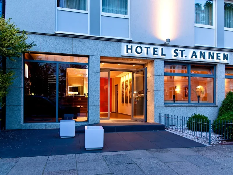 Fritz im Pyjama Hotel