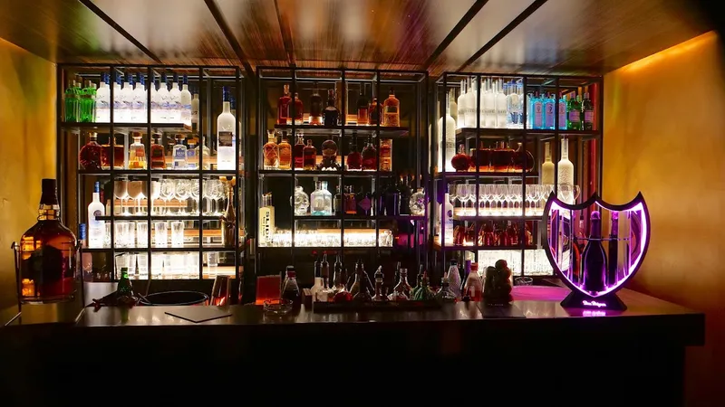 SLIDE - Bar | Club | Cocktails | Hamburg Pöseldorf