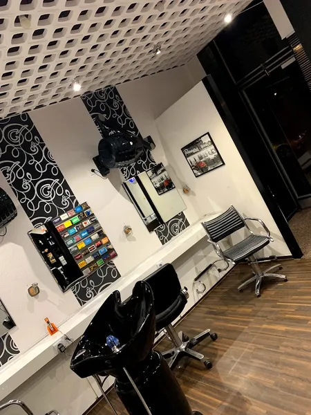 Schnitt-Punkt Hairstyling