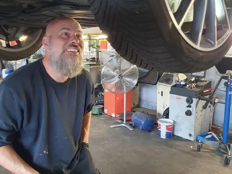 Kfz-Meister Eder: Autowerkstatt Hamburg Stellingen