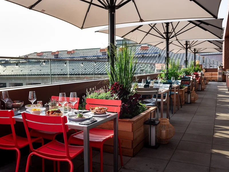 Frau im Mond - Dachterrasse