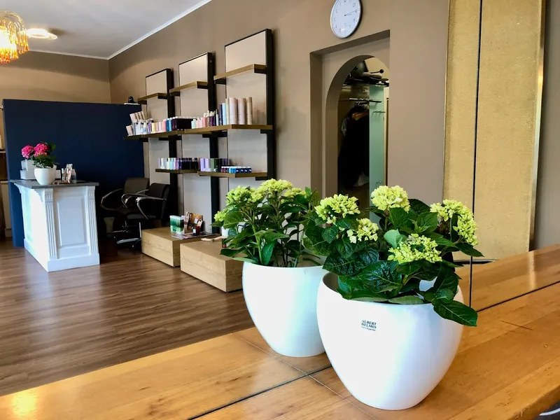 Kosmetik und Friseur Lounge