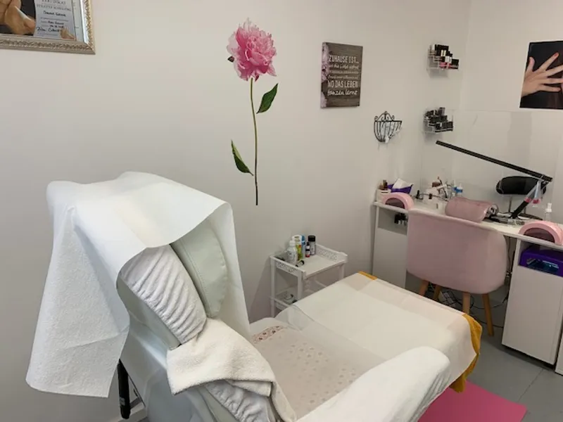 Kosmetikerin Natalie Gurkow - Gesichtspflege, Microneedling, Maniküre, Pediküre, Green Peel. Kosmetikstudio in München Solln