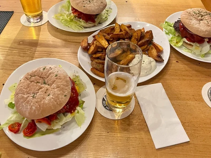 New York Bistro & Wolf’s Burger