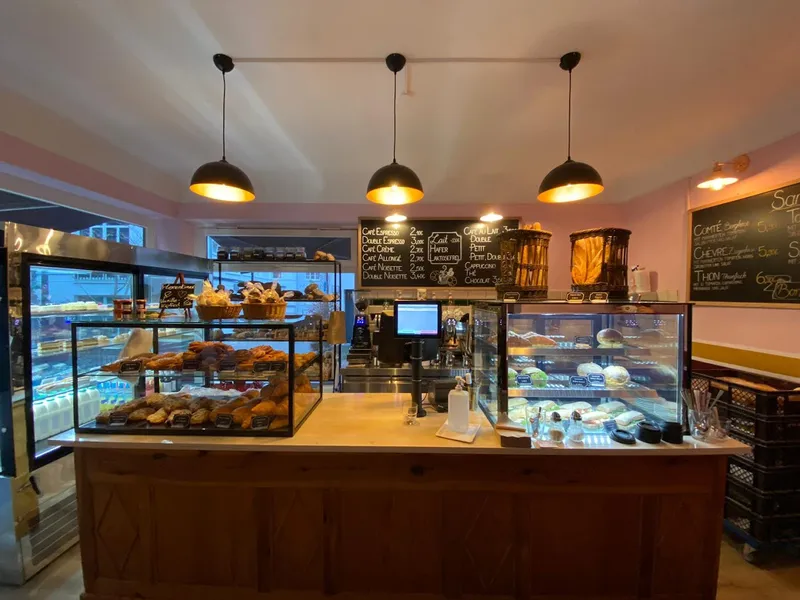 Eclair au Café