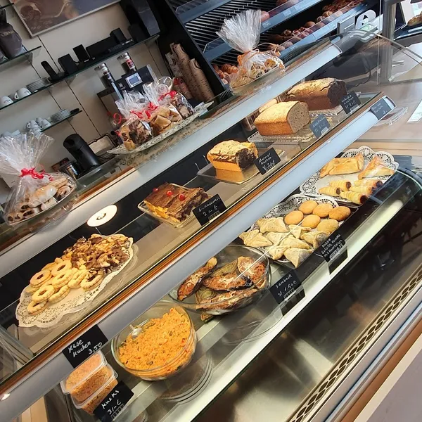 Omarino Cafe-Bäckerei-Tabakwaren كافيه ومعجنات وحلويات وسكائر عُمرينو