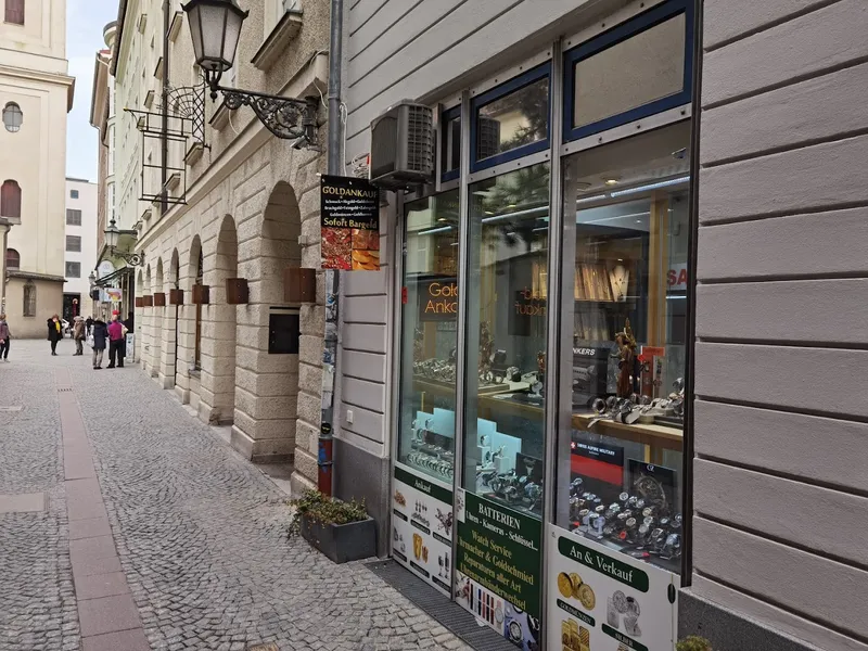 K&K Juwelier München am Viktualienmarkt Uhrmacher Goldschmied Ohrlochstechen Graveur Watch Service Amber Munich Bernstein