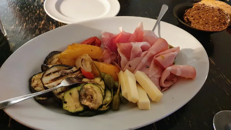 Un po' di tutto - antipasti verdure vino caffè
