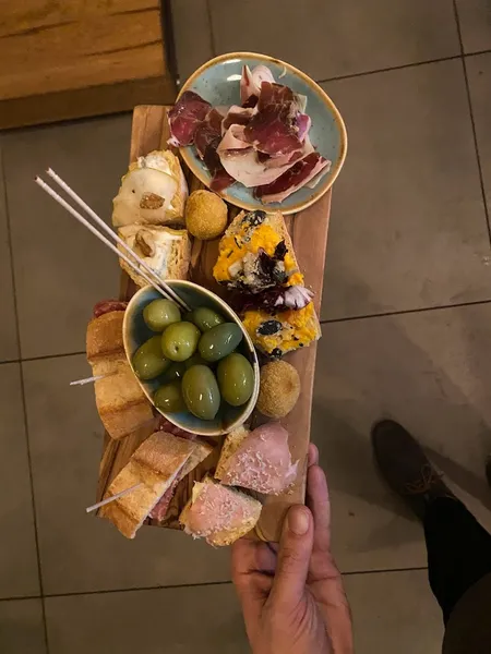 L‘Oca Bianca - Weinbar, Spritz, Cicchetti, Aperitivo, italienische Delikatessen