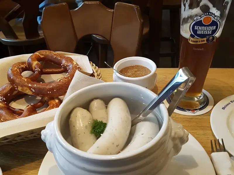 Weisses Bräuhaus im Tal