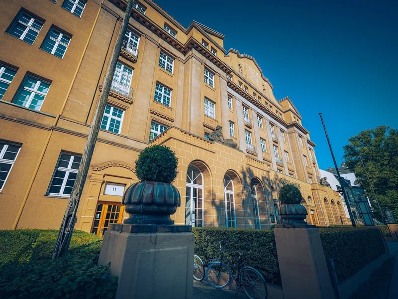 Veronika Vaido - Zahnärztin im Curio-Haus