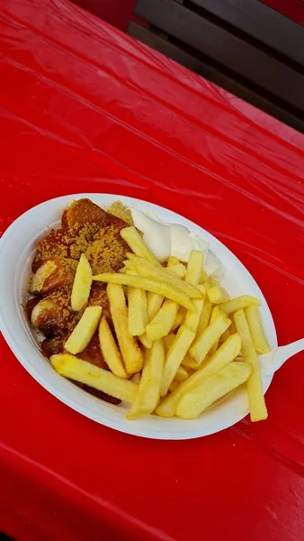 Currywurst & Pommes
