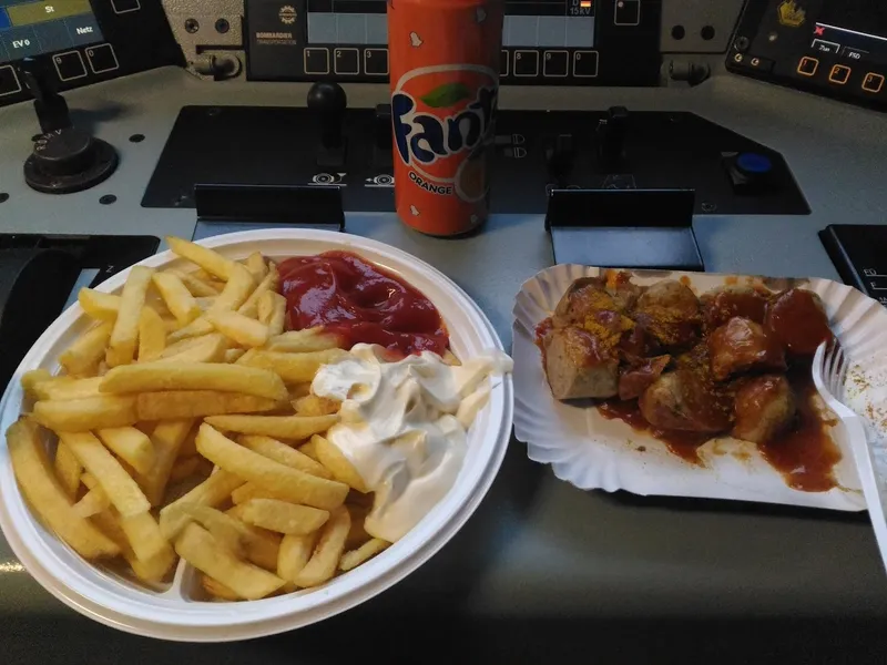 Currywurst & Pommes