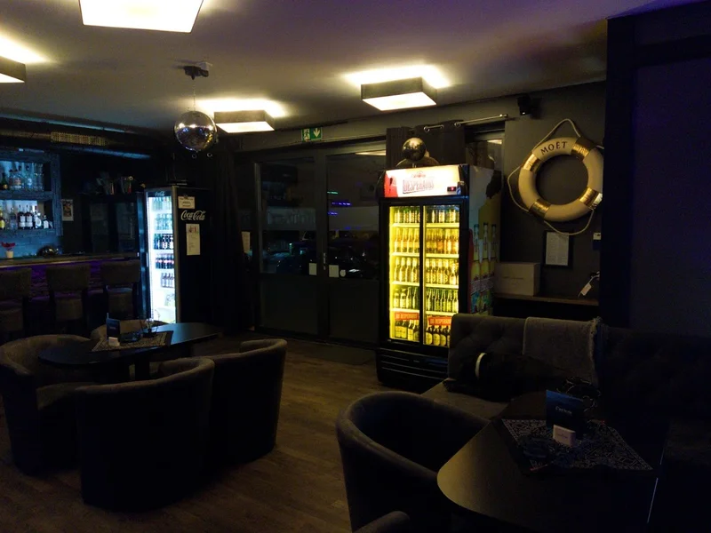 C'est la Vie Café & Sportsbar