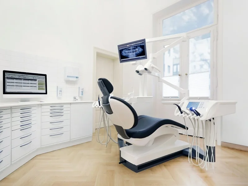 Zahnarzt Frankfurt Westend Dr. Dennis Brandt