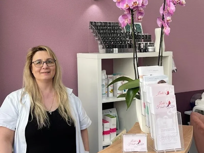 Ledis First Beauty Salon - Dauerhafte Haarentfernung Köln, IPL Alexandrit Laser I Fußpflege | Maniküre
