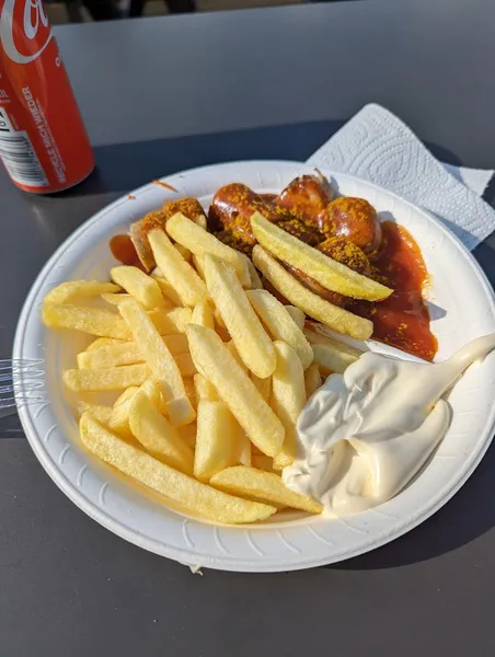 Currywurst & Pommes