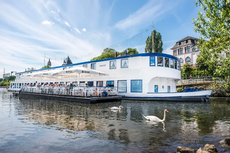 Mainod - Café Restaurant Hotel - das schwimmende Kleinod