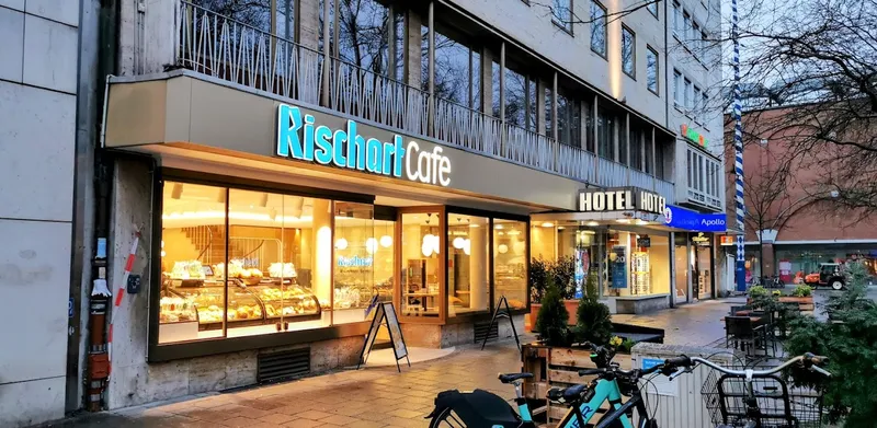 Hotel Rotkreuzplatz
