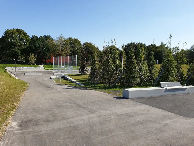 Spielplatz mit Basketballkorb und Fussballtoren