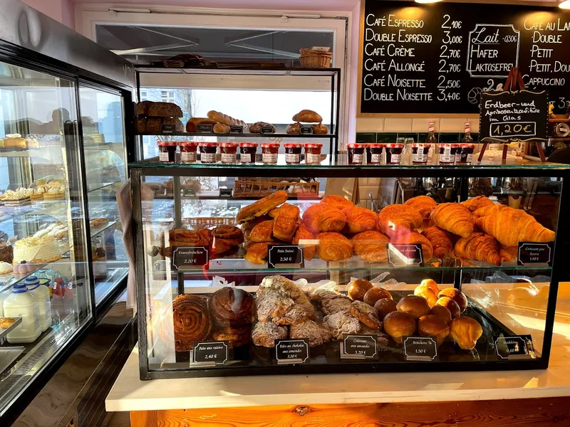 Eclair au Café
