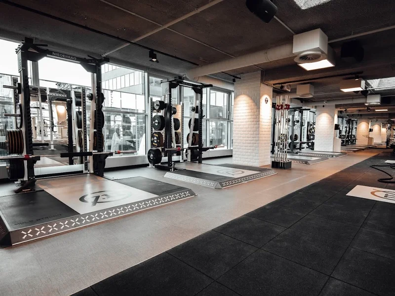 FITSEVENELEVEN NIEDERRAD BLACK+